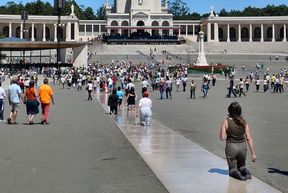 Fátima, mensen op hun knieën