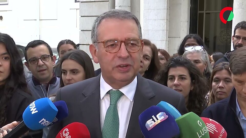 President van Portugal António José Seguro staat de pers te woord.