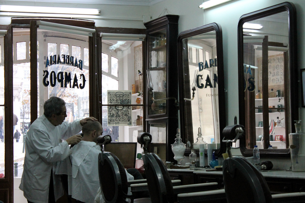 Een kapperszaak in Lissabon, die al heel lang bestaat en een begrip is in de stad.
