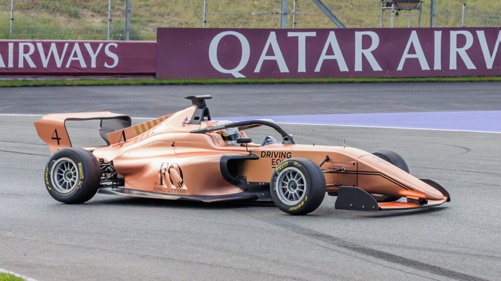 Raceauto waarin de Nederlanse Nina Gademan, coureur binnen de F1 academy, rijdt 