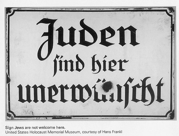 Bord met tekst 'Juden sind hier unerwünscht' Kogelgat in bord.