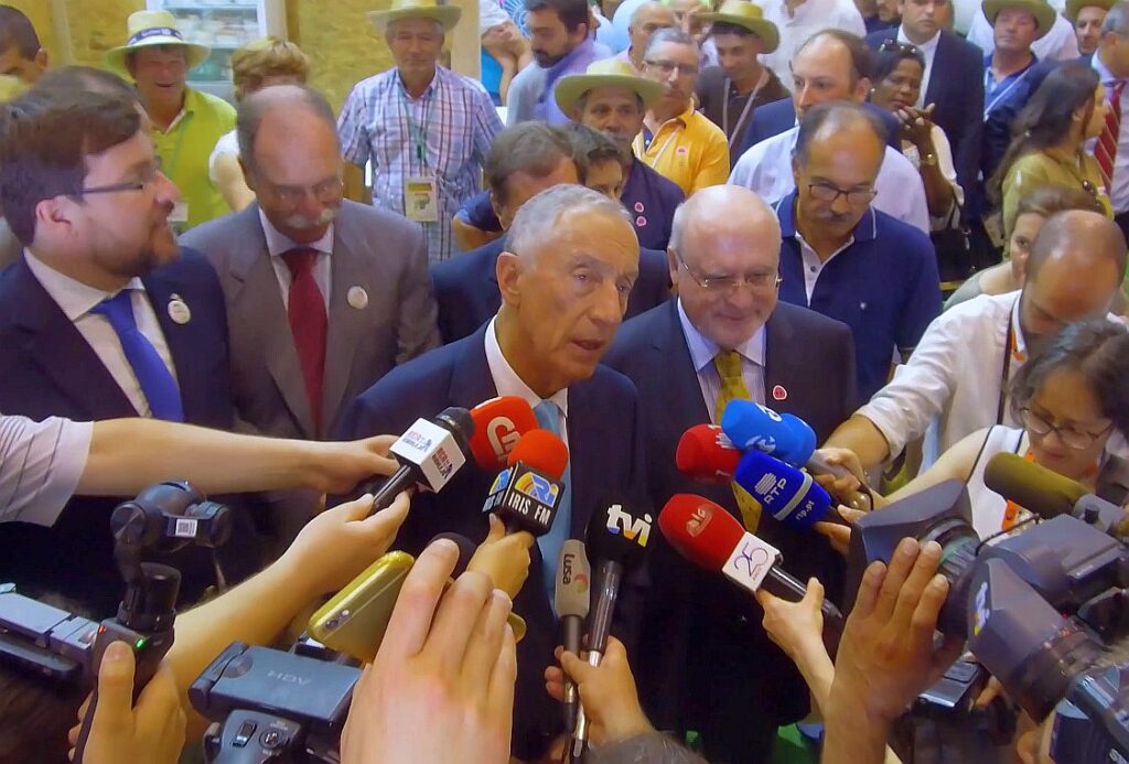 Marcelo omringd door journalisten 