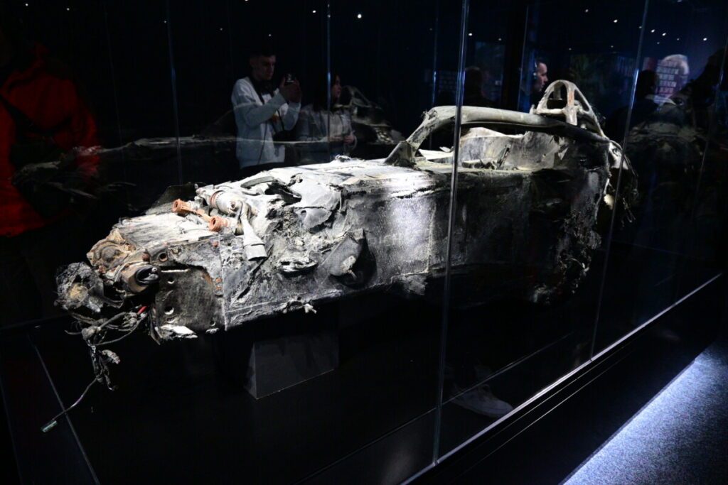 Verongelukte F1 auto totaal aan gruzelementen