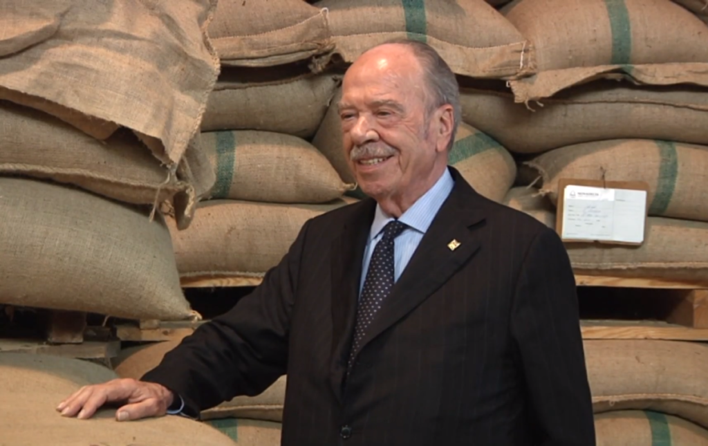 Manuel Rui Azinhais Nabeiro, oprichter en ondernemer van Delta Cafés voor de balen met koffiebonen.
