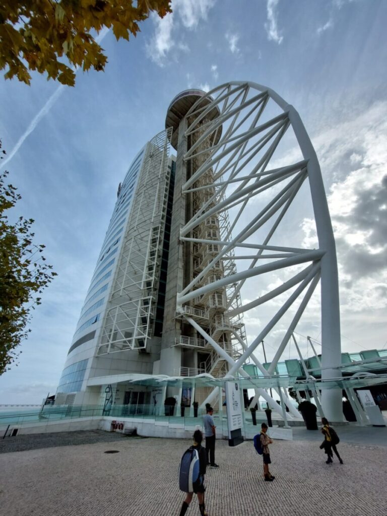 De Torre Vasco da Gama vanuit perspectief vanaf de grond gefotografeerd.