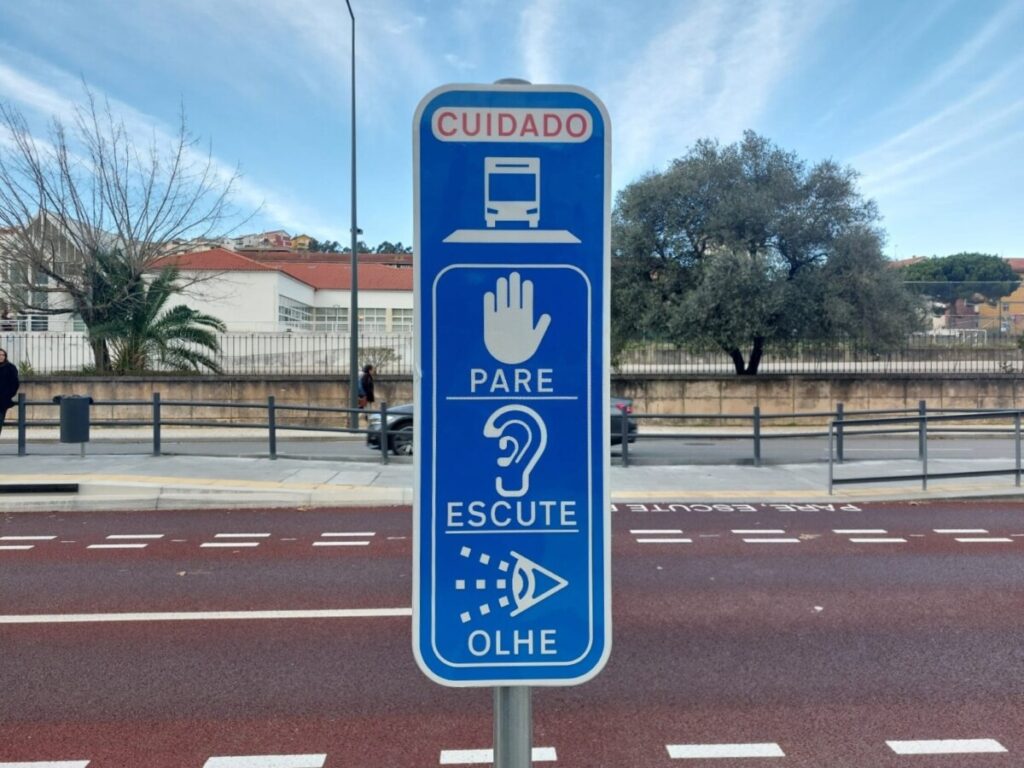 Glansnieuw bord met de spreuk 'Pare, escute, olhe, erop.