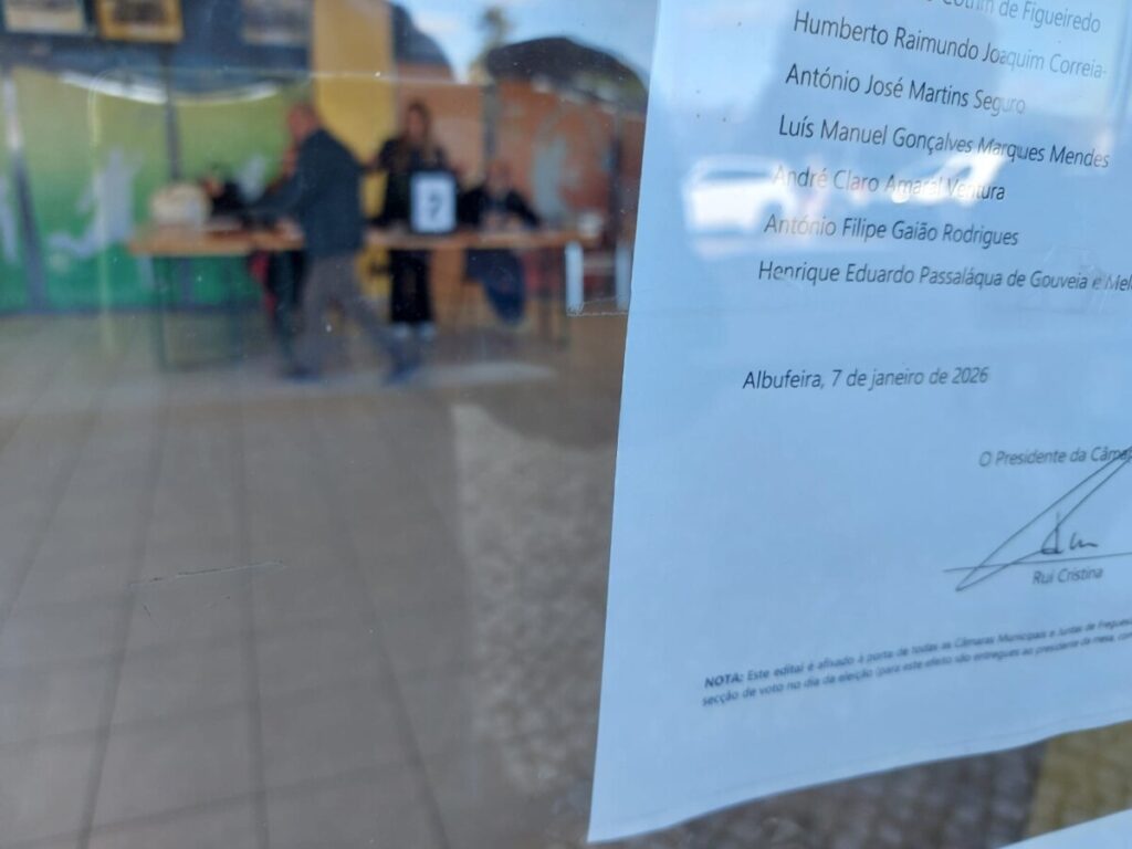 Wazige foto van een stembureau in Portugal, door het raam genomen.