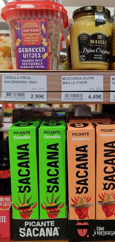 rodepepersaus met opschrift cannabis.