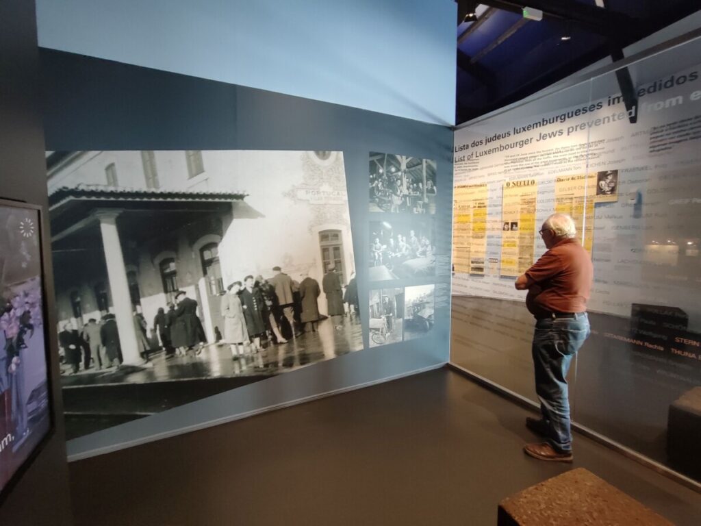 museum met foto treinstation en bezoeker