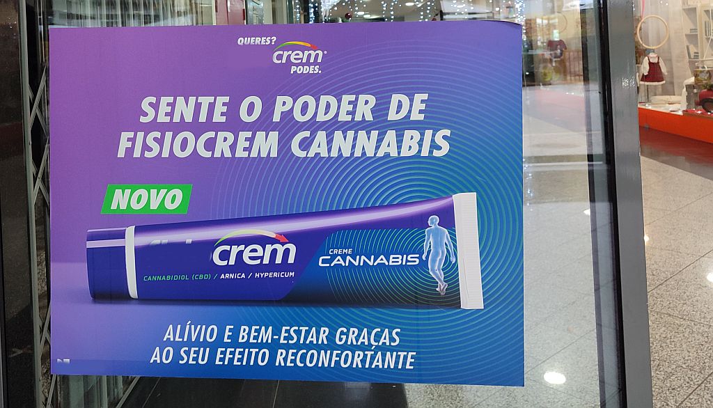 Reclame voor cannabis crème in winkel voor gezondheidsmiddelen
