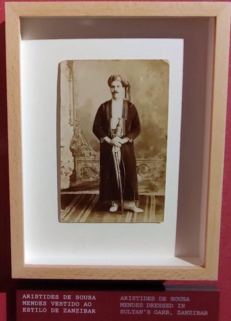 de consul, gekleed in Zanzibari stijl