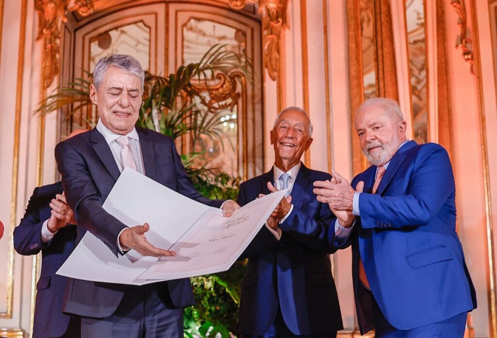 Uitreikingsceremonie van de Camõesprijs aan Chico Buarque in het Paleis Queluz, Portugal (2023), vlnr Chico Buarque, de president van Portugal Marcelo Rebelo de Sousa en de president van Brazilië, Luiz Inácio Lula da Silva. 