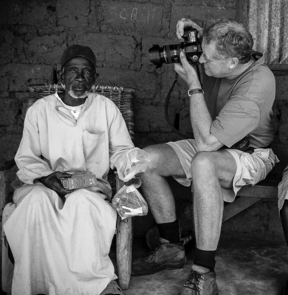 Carol Schade fotografeert oude Afrikaanse man