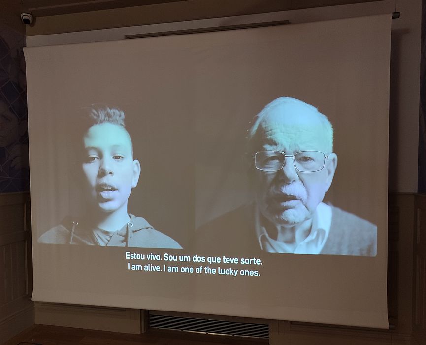 Still uit video met een jongen uit Gaza en overlevende van de Holocaust aan het woord