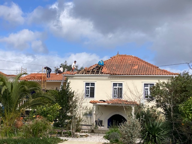 Drie mannen op het dak aan het repareren