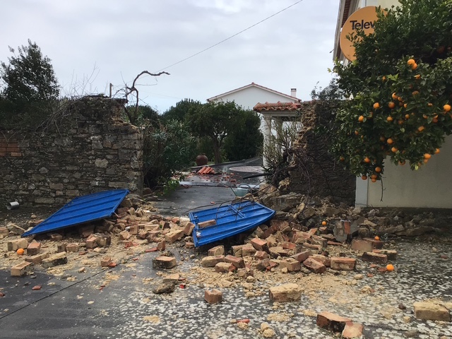 Ingangspoort weggeblazen, de deuren liggen los op het puin
