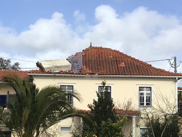 Massieve schoorsteen in dak gevallen