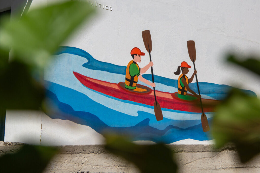 Close up van roeiboot met beschildering