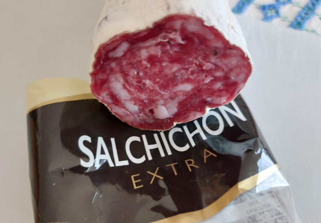 Opengesneden salsichon (droge worst).