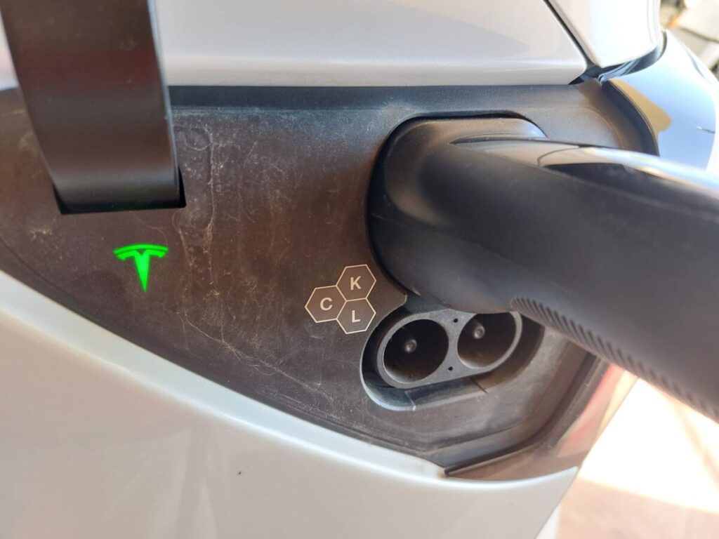 Grote oplaadstekker in een elektrische auto