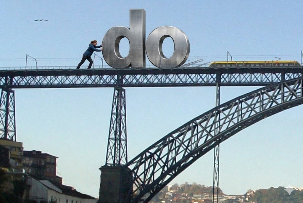 vrouw duwt woord 'do'over de Luís1 brug in Porto