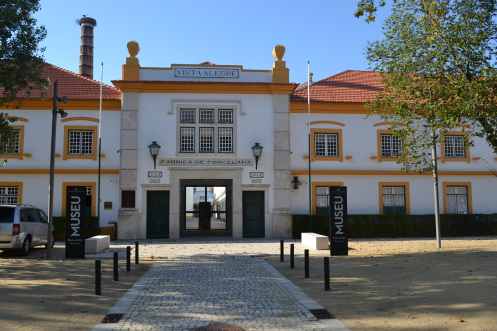 De oude gevel van de keramiekfabriek in Vista Alegre. 