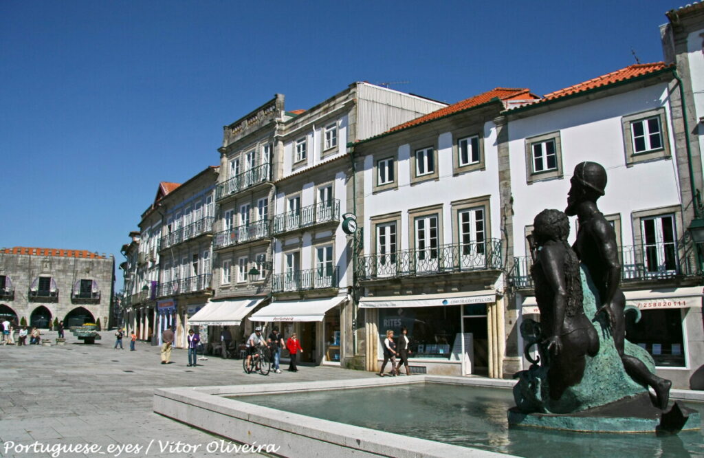 Standbeeld op een marktplaatsje in een typisch Portugees stadje.