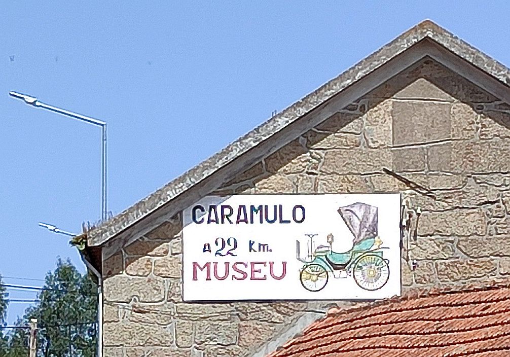 Reclame aan een buitenmuur voor het Caramulomuseum.