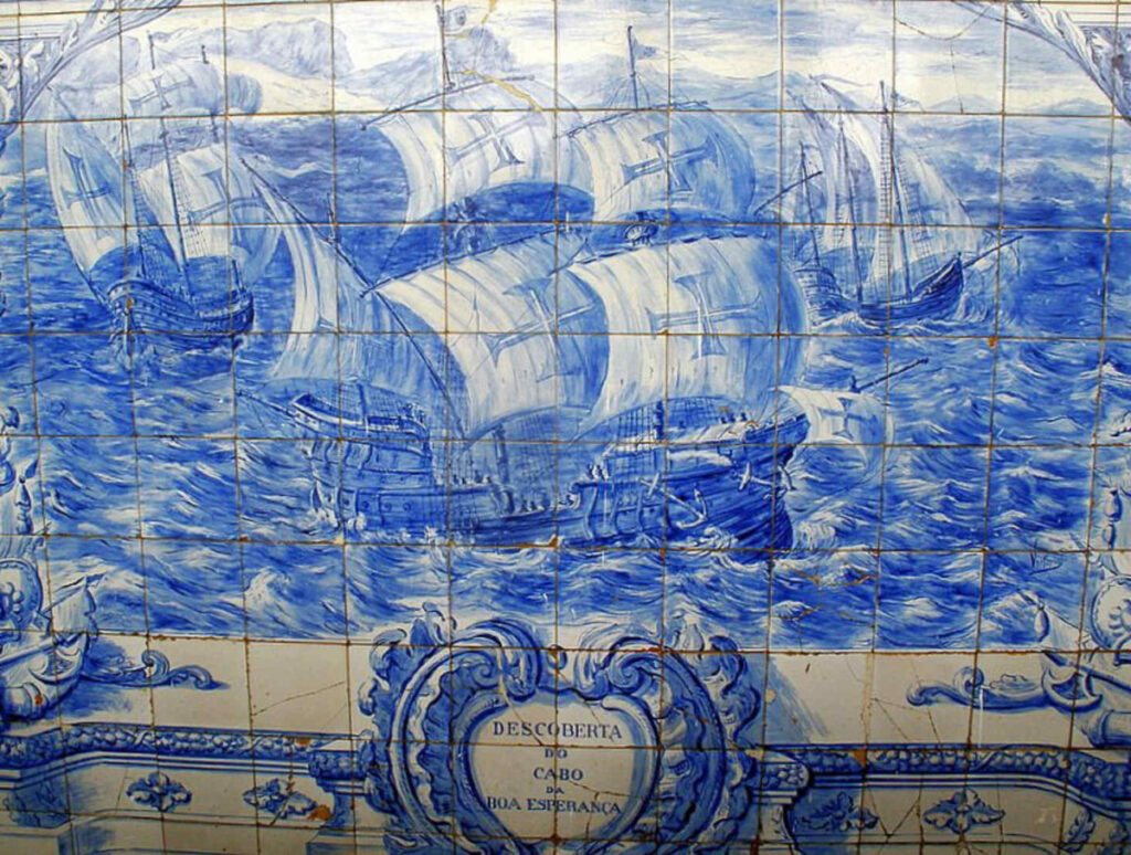 Azulejo waarop Portugese schepen met het Christuskruis, de Kaap de Goede Hoop ontdekken