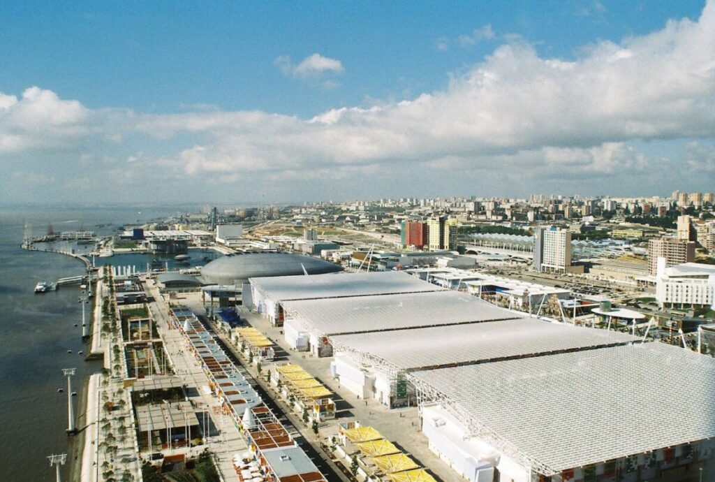 Een van bovenaf genomen foto van het Parque de Nações enkele dagen na de opening van expo '98.