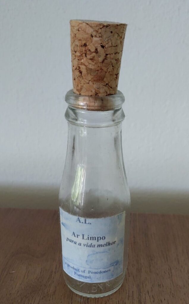 Detail van een flesje met Portugese lucht, afgesloten met een kurk. Op het label is duidelijk te lezen 'Ar Limpo'.