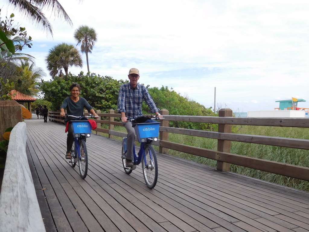 Onze redacteur Charles en echtgenote op de beroemde Miami Beach boardwalk