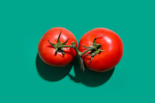 Twee tomaten. Foto: Suri Huang voor unsplash.