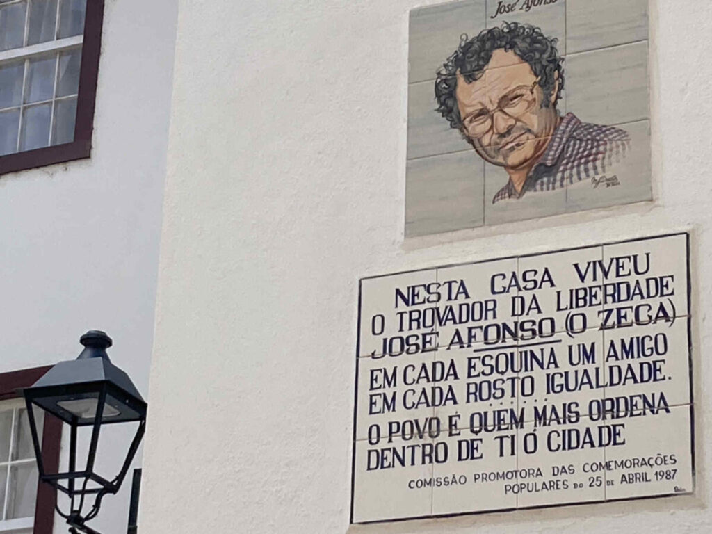 Gedenkplaat op de woning van Zeca Afonso in Coimbra