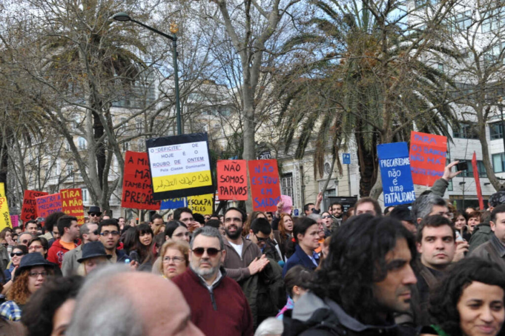 Beeld uit de protestmars Protesto ‘Geração à Rasca’. Let op het bord NÃO SOMOS PARVOS (Wij zijn niet dwaas)