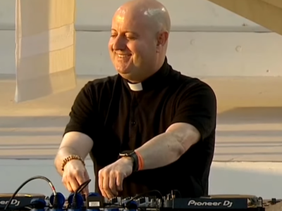 De Priester-DJ, Pader guilherme, https://commons.wikimedia.org/wiki/File:Padre_Guilherme_JMJLisboa2023_(Ag%C3%AAncia_Lusa).png