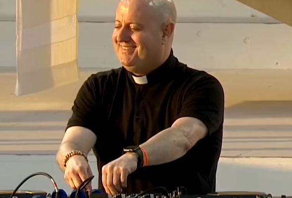 De Priester-DJ, Pader guilherme, https://commons.wikimedia.org/wiki/File:Padre_Guilherme_JMJLisboa2023_(Ag%C3%AAncia_Lusa).png