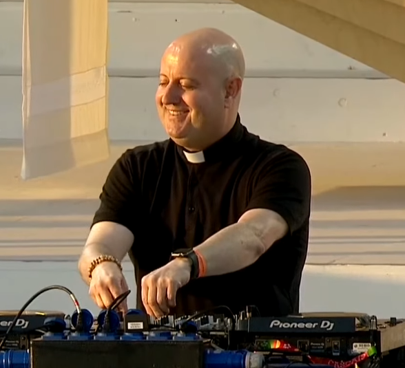 De Priester-DJ, Pader guilherme, https://commons.wikimedia.org/wiki/File:Padre_Guilherme_JMJLisboa2023_(Ag%C3%AAncia_Lusa).png