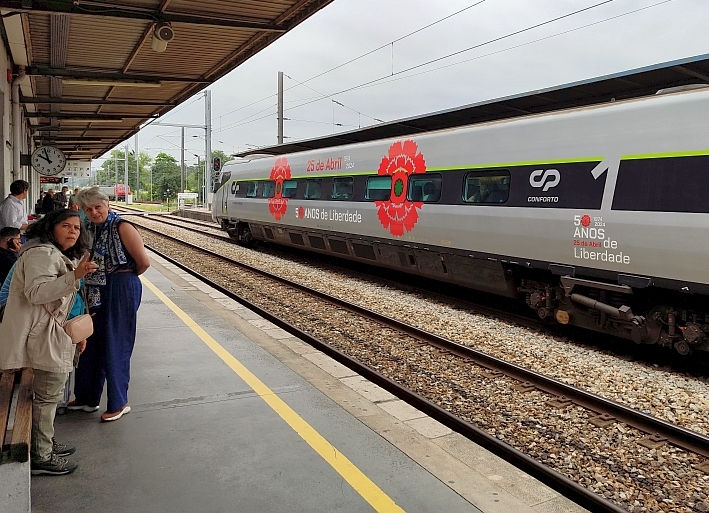 Treinstation Coimbra-B, 2024 met Alfa trein en opschrift 50 jaar vrijheid