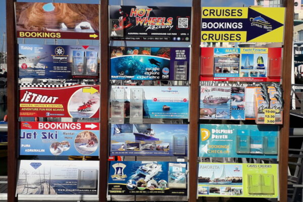 Bord met activiteiten in Albufeira.