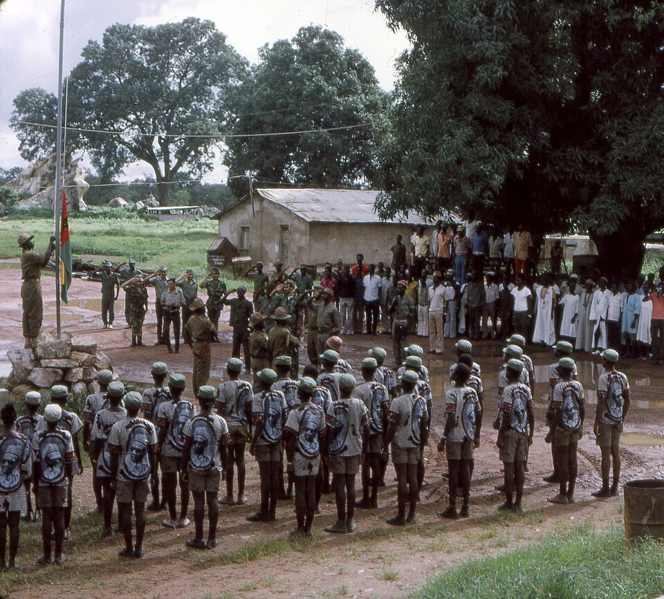 Het hijsen van de vlag van Guinee-Bissau, nadat de Portugese vlag in Canjadude was gestreken