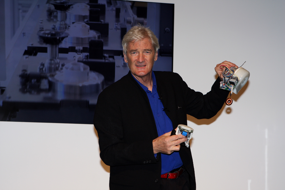 James Dyson ontwerper van de Dyson stofzuiger. Dyson looft elk jaar een prijs uit met prijsgeld voor een innovatief ontwerp.