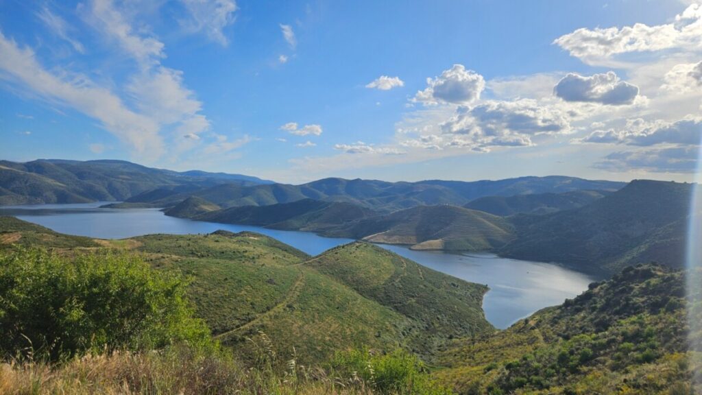 Zijtak van de Dourorivier in Noord-Portugal, omringd door groene bergen.