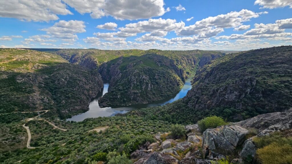 De Dourorivier in Noord-Portugal tussen de groene bergen.