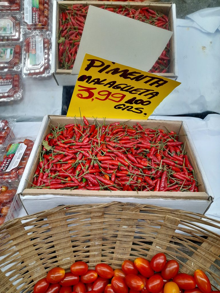 Hete pepers met veel zout en nog wat andere specerijen maken samen de pimenta de terra