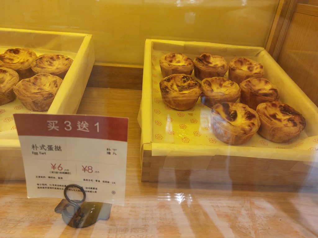 Twee kistjes met losse pasteis de nata