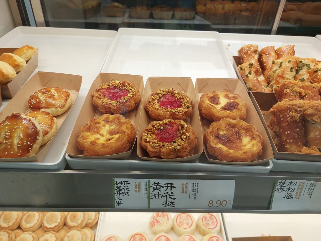 Verschillende luxe gebakjes waaronder gewone pasteis de nata en pasteis de nata met een rode vulling