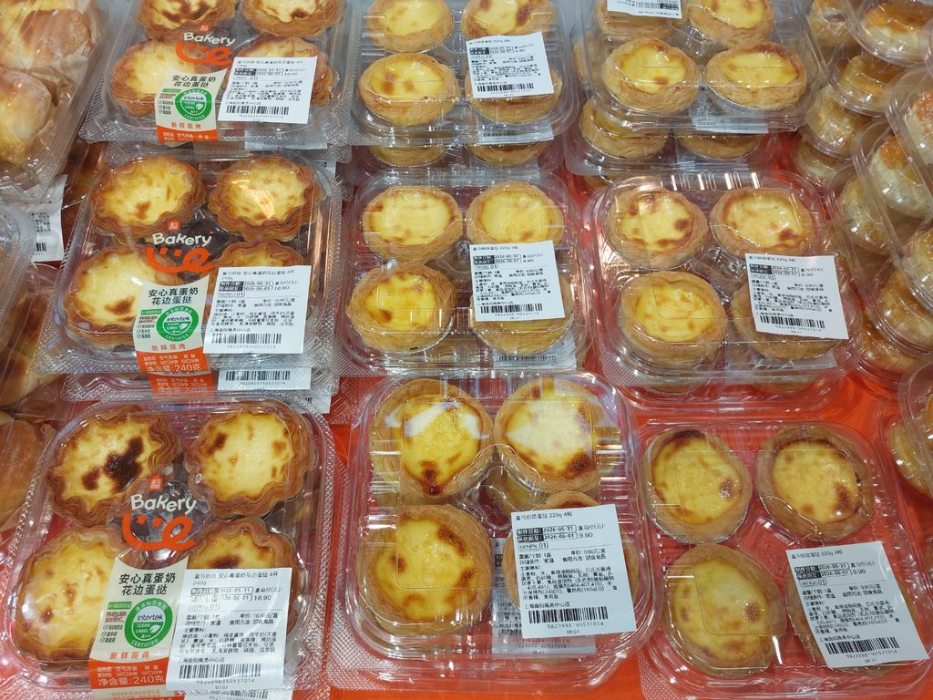 Supermarktschap met tientallen pakjes van 4 pasteis de nata