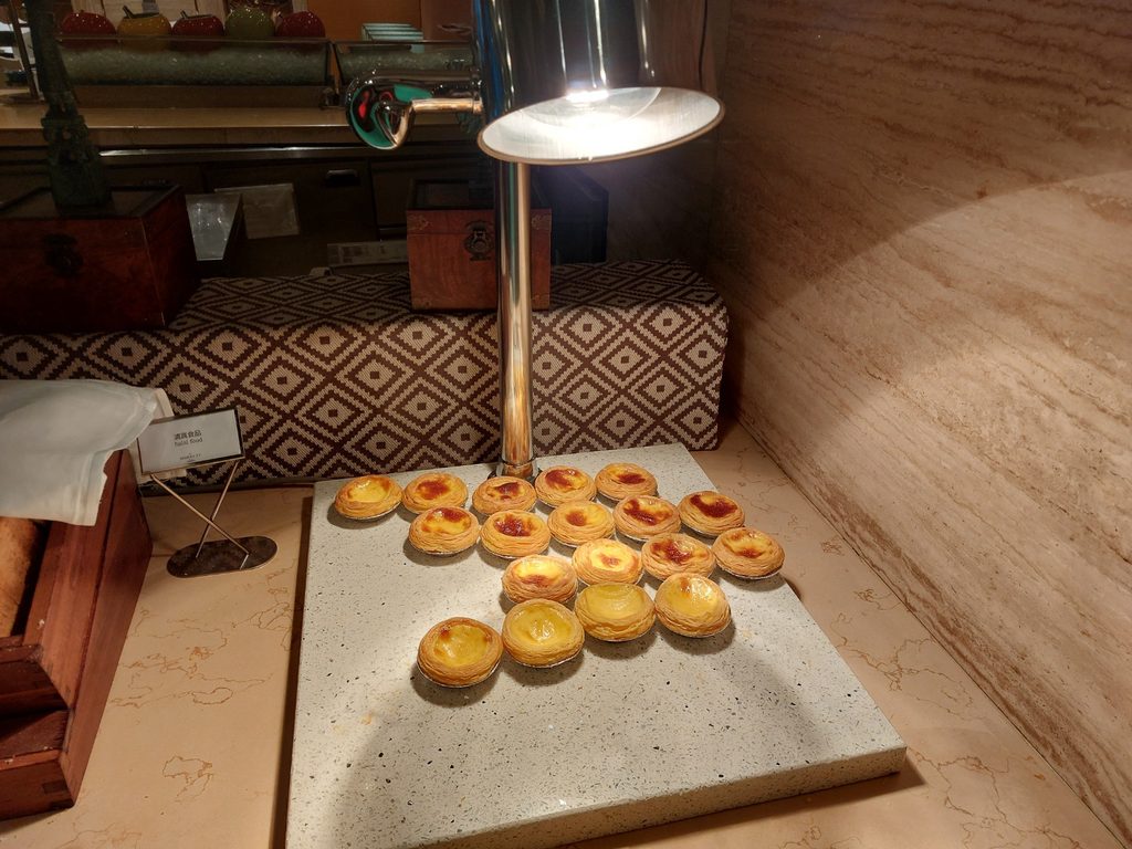 Flink aantal pasteis de nata onder een warmhoudlamp