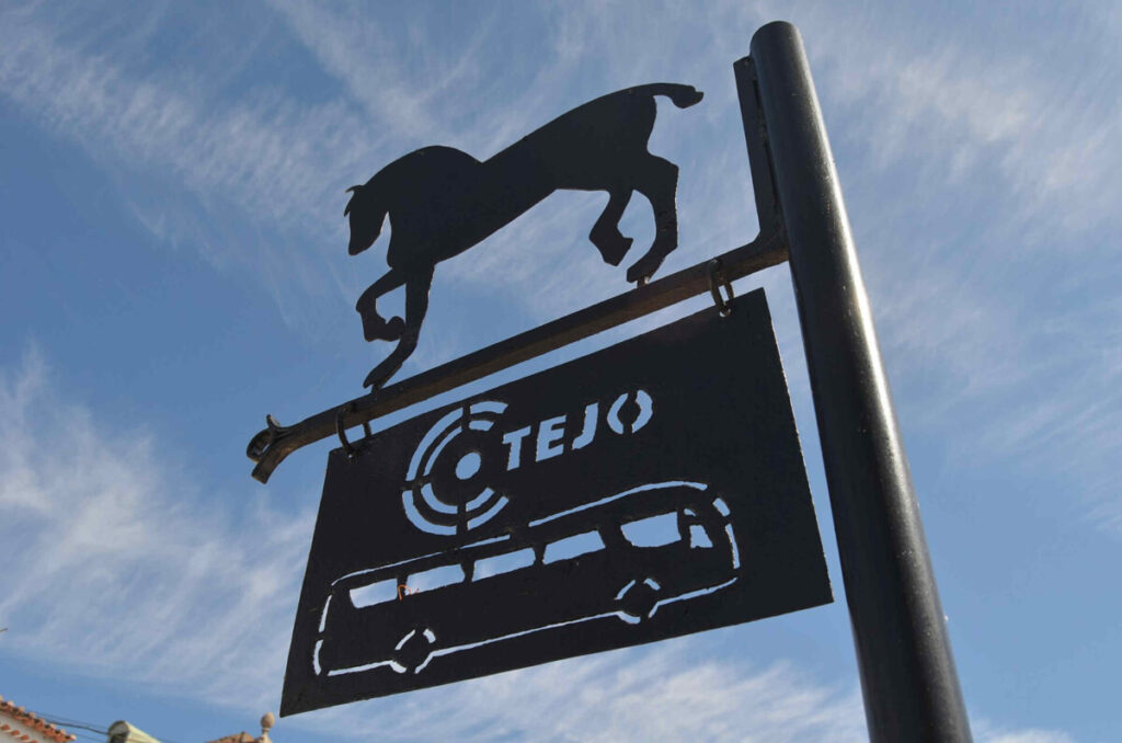 Zelfs de busstopplaatsen staan in het teken van het paard